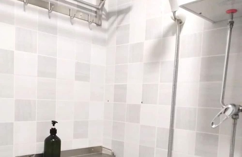 Ferry Point Apartment | Full apartment only 15 minutes bus to HKU with lift & security