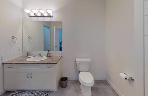 Hinton Apartment | Cozy 2 Bed Apartment at Creekstone with Kitchen Amenities