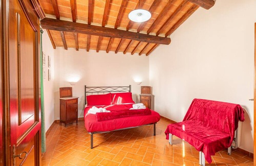 Castiglione del Lago Apartment | Holiday Apartment "Fuoco" with Shared Pool, Private Terrace & Wi-Fi