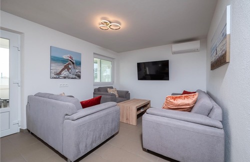 Prkacini Apartment | Family-Friendly Apartment with Pool in Peaceful Vidulini