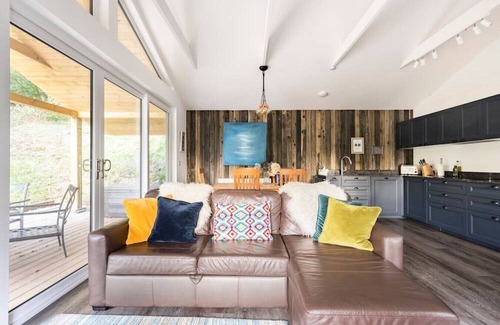 Kingsbridge Cabin | Eucalyptus Lodge @ Lower Coombe Royal Hot tub