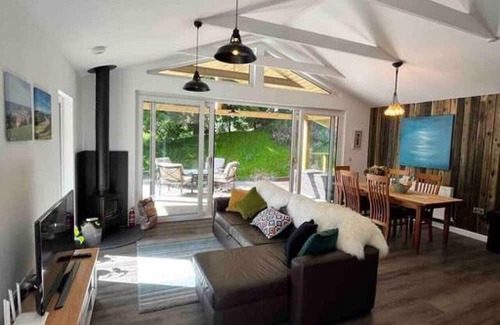 Kingsbridge Cabin | Eucalyptus Lodge @ Lower Coombe Royal Hot tub