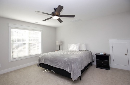 Aberdeen House | Family-Friendly Retreat Sleeps 8 on Highway 5