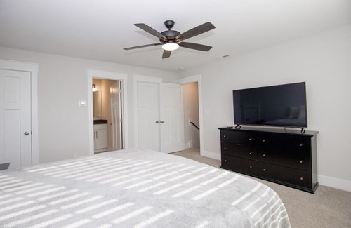 Aberdeen House | Family-Friendly Retreat Sleeps 8 on Highway 5
