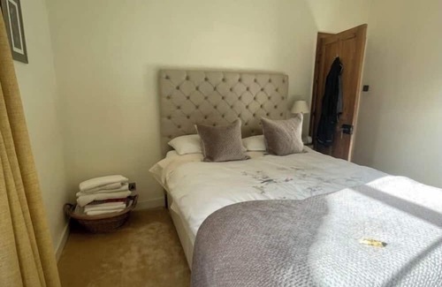 St. Helen's Apartment | Trendy 1BD Flat with Spa and Breakfast in Shepherd's Bush