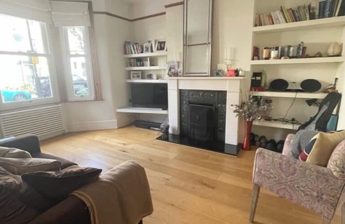 St. Helen's Apartment | Trendy 1BD Flat with Spa and Breakfast in Shepherd's Bush