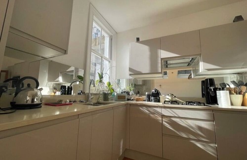 St. Helen's Apartment | Trendy 1BD Flat with Spa and Breakfast in Shepherd's Bush