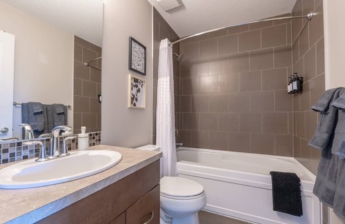 Victoria Park Condo | Convenient Stay Near Saddledome with Free Parking & Balcony