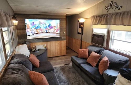 Clintonville Cabin | Charming Cloverleaf Chain Lakes Rental with Breakfast Included