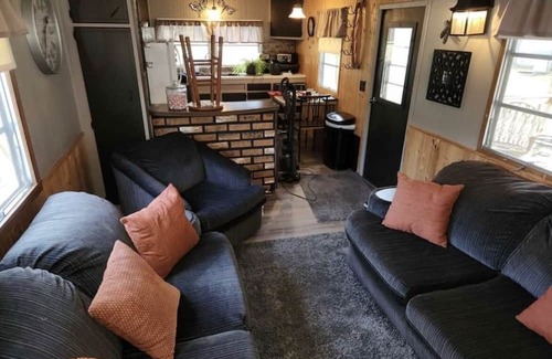 Clintonville Cabin | Charming Cloverleaf Chain Lakes Rental with Breakfast Included
