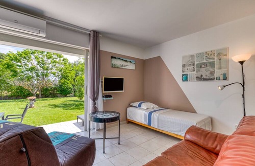 Villetelle Apartment | Cozy Studio Apartment with Shared Heated Pool & Wi-Fi
