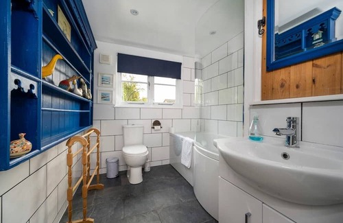 Ixworth House | Cozy Wits End Cottage: Family & Pet Friendly Retreat