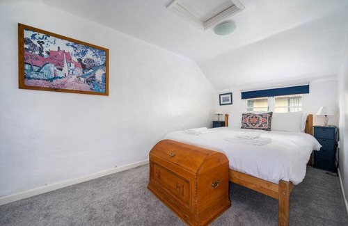 Ixworth House | Cozy Wits End Cottage: Family & Pet Friendly Retreat