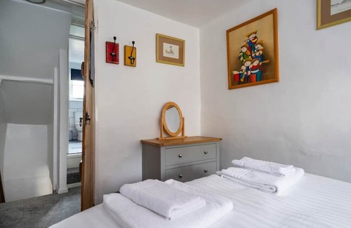 Ixworth House | Cozy Wits End Cottage: Family & Pet Friendly Retreat