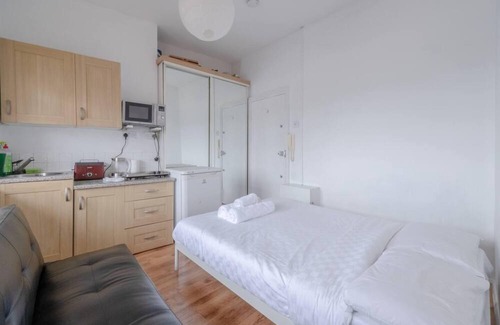 Hornsey Apartment | Inviting Studio Flat in Hornsey with Kitchen Amenities