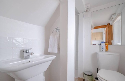 Hornsey Apartment | Inviting Studio Flat in Hornsey with Kitchen Amenities