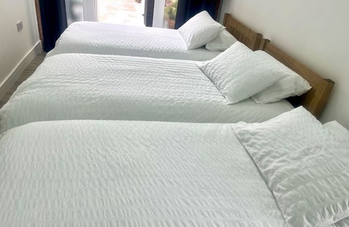 Luton Apartment | Cozy Large Studio with Spa & Pet-Friendly Near Luton Airport