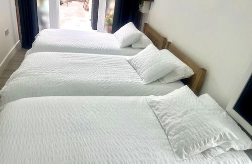 Luton Apartment | Cozy Large Studio with Spa & Pet-Friendly Near Luton Airport