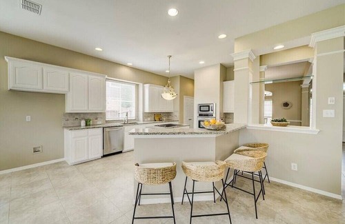 Prosper House | Cozy Long Stay Central Hideaway for Families & Pets