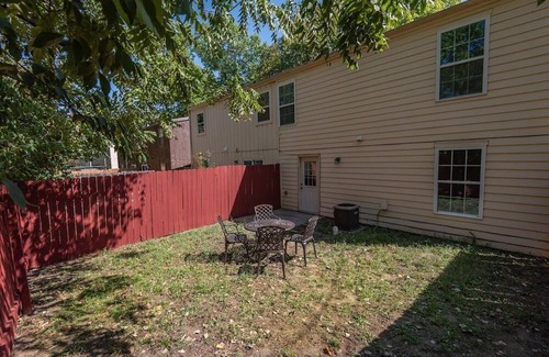 Lawrence House | Cozy Cottage 2 Minutes From University of Kansas Campus with Parking!