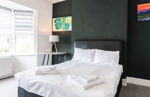 Leyton House | Stylish 7BR Residence in Prime London with Family Amenities
