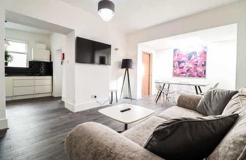 Leyton House | Stylish 7BR Residence in Prime London with Family Amenities