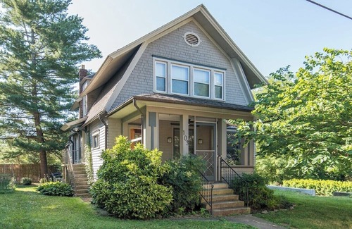 Frankfort House | Discover Kentucky's Blend: Family-Friendly and Pet Welcoming