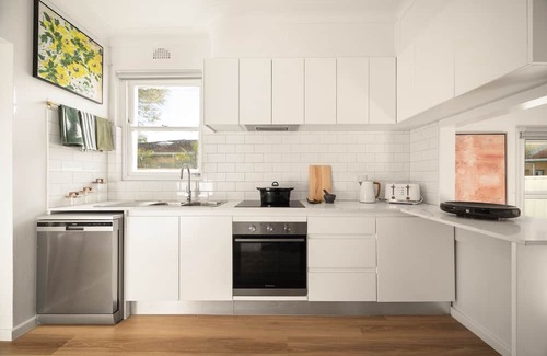 Brighton-le-Sands Apartment | Sunlit Coastal Retreat Close to Cafes and Beach