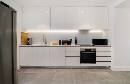 Sao Sebastiao da Pedreira Apartment | Stylish Oasis near Parque Eduardo VII