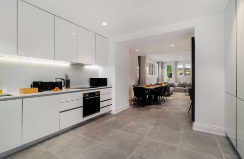 Sao Sebastiao da Pedreira Apartment | Stylish Oasis near Parque Eduardo VII