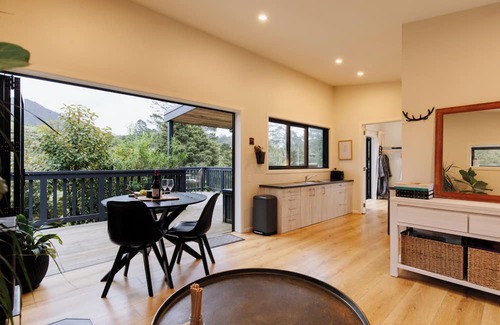 Waikino Cottage | Hidden Springs Retreat - Karangahake Mountain View