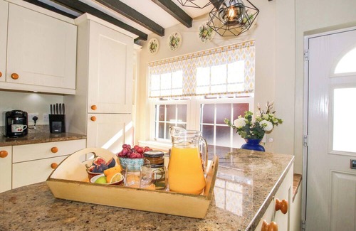 Shrewsbury Cottage | RIVERSIDE COTTAGE, with a garden in Shrewsbury