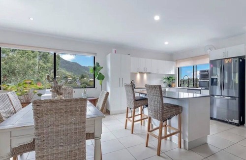 Cannonvale House | Coastal Elegance , Gateway to the Whitsundays -per friendly– Min 3-Month Stay