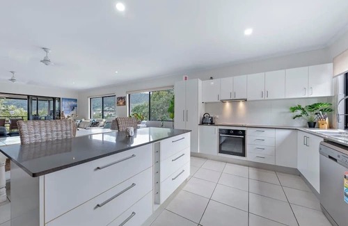 Cannonvale House | Coastal Elegance , Gateway to the Whitsundays -per friendly– Min 3-Month Stay