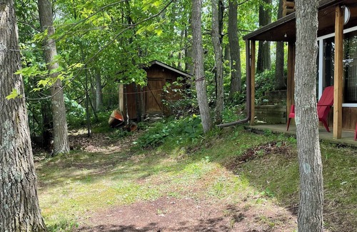 Turtle Lake Cabin | Beautiful lakeside log cabin on Horseshoe Lake