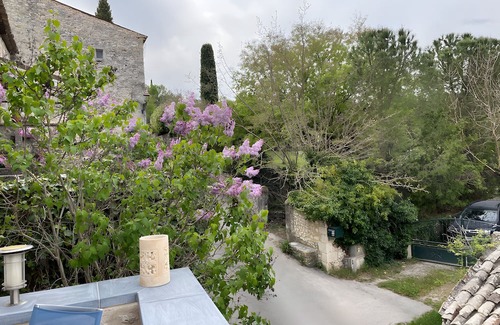 Verfeuil House | Holiday Home 'Orange - Paradis De Provence' with Mountain View, Private Terrace and Wi-Fi
