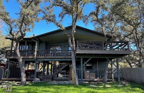 Canyon Lake Cabin | Entertainers Paradise! Breathtaking Sunsets and stunning lake views!