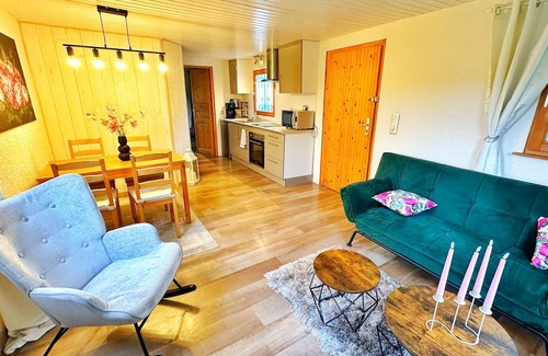 Rhodes Cabin | Blue house just 2 minutes from the Parc Animalier de Saint Croix!