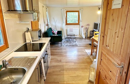 Rhodes Cabin | Blue house just 2 minutes from the Parc Animalier de Saint Croix!