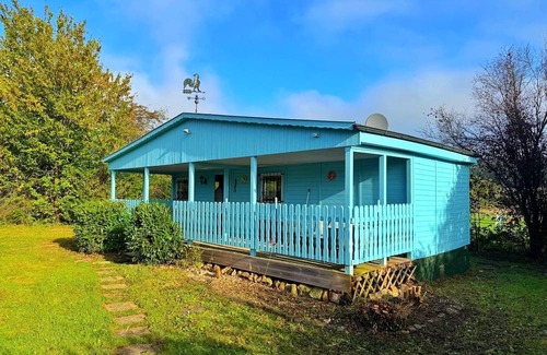 Rhodes Cabin | Blue house just 2 minutes from the Parc Animalier de Saint Croix!