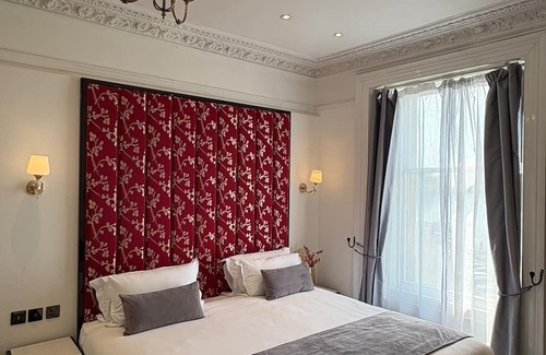 Oban Hotel | Oban Family Escape: Stroll Promenade, Explore Castles & Island Ferries