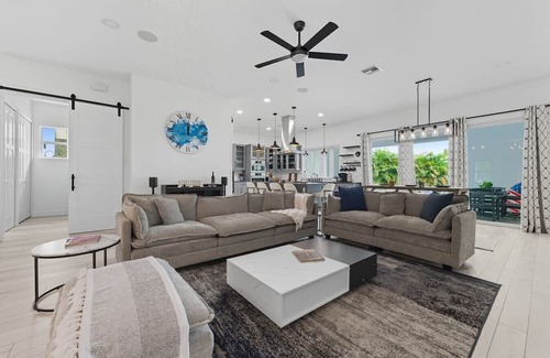 South Gate Ridge House | Luxury 4BR | Pool, Gym, Fireplace & Outdoor Dining