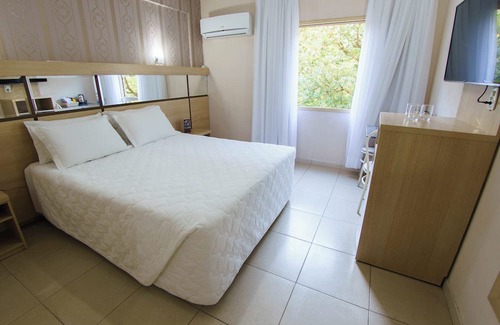 Foz do Iguacu City Centre Hotel | Sweet Escape: Modern Double Stay Close to Dining & Local Hotspots