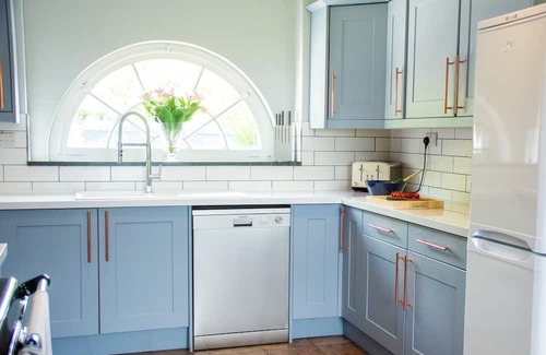 Bryngwran Cottage | Gamekeepers Cottage - sleeps 4 guests in 2 bedrooms