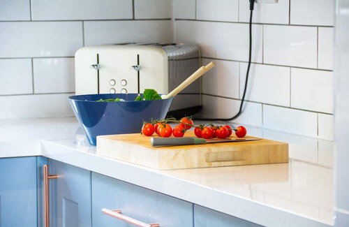 Bryngwran Cottage | Gamekeepers Cottage - sleeps 4 guests in 2 bedrooms