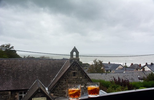 Llwyngwril Cottage | Salem The Blue Chapel - sleeps 6 guests in 3 bedrooms