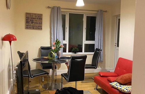 Cradley Apartment | 3 bedroom flat, 2 minutes drive to longbridge, Birmingham train station,