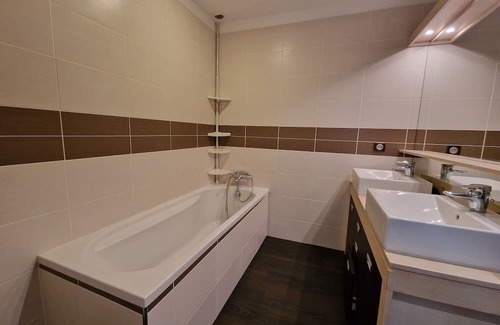 Montolieu Apartment | Apartment 'La Glycine' with Wi-Fi and Air Conditioning