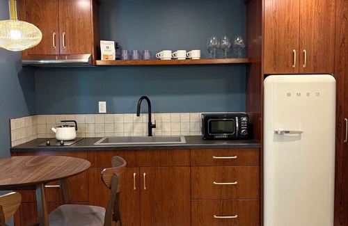 Rossland House | Modern 2BR Charm– Prime Location