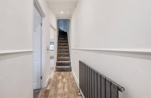 Selhurst House | Glamorous Spacious House